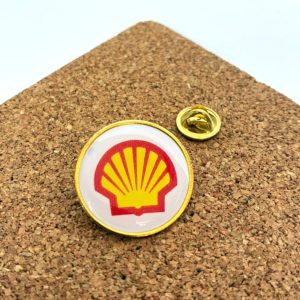 Pin base metálica de color dorado o plateado