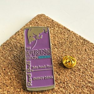 Pin metálico con cuño con pintura color