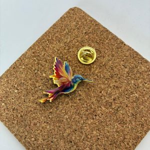 PIN LAMINA METALICA RESPALDO PVC CON ADHESIVO DTF Y RESINA TRANSPARENTE